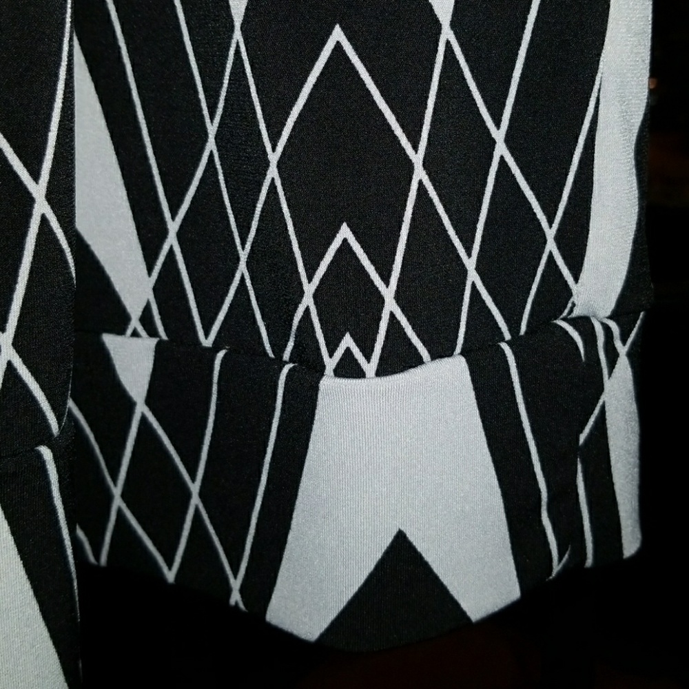 NY&Co Cold Shoulder Scoop Neck Top - Picture 5 of 6